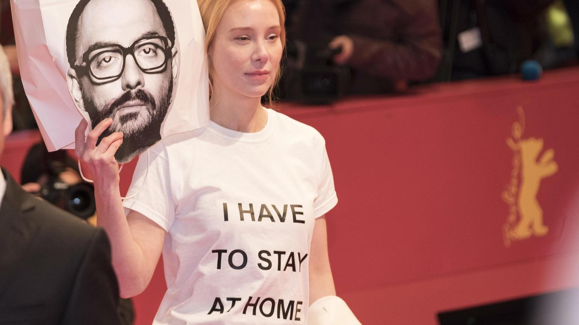"I have to stay at home": Schauspielerin Franziska Petri bei der Berlinale mit einem Bild des Regisseurs Kirill Serebrennikows. "I have to stay at home": Schauspielerin Franziska Petri bei der Berlinale mit einem Bild des Regisseurs Kirill Serebrennikows.