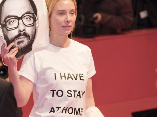"I have to stay at home": Schauspielerin Franziska Petri bei der Berlinale mit einem Bild des Regisseurs Kirill Serebrennikows.