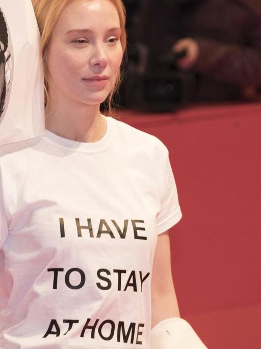 "I have to stay at home": Schauspielerin Franziska Petri bei der Berlinale mit einem Bild des Regisseurs Kirill Serebrennikows.