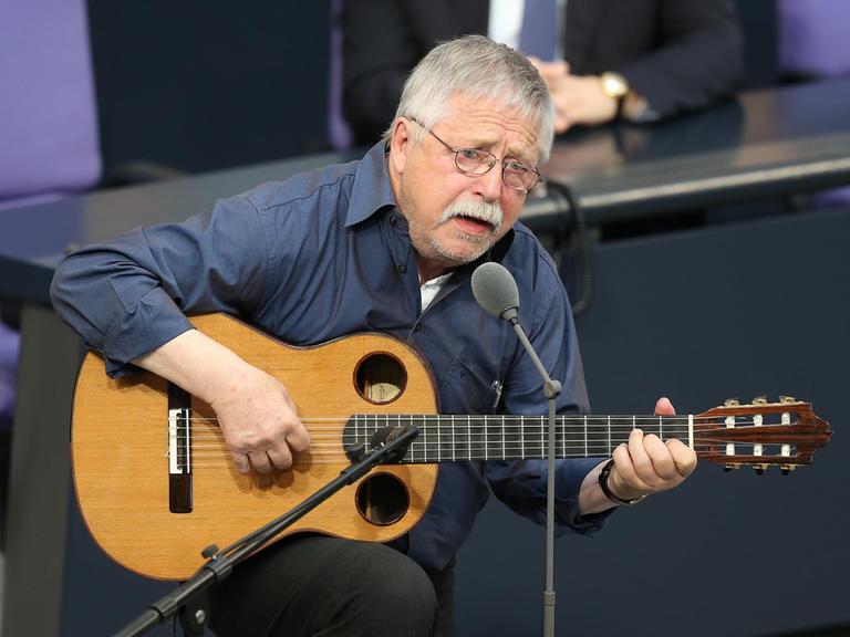 Wolf Biermann an der Gitarre im Bundestag