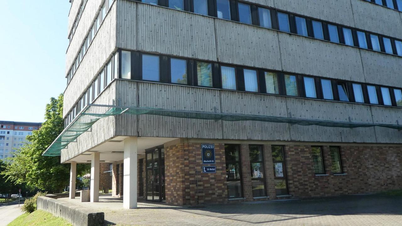 Ein Fangnetz soll an der Fassade einer Polizeidienststelle im Berliner Bezirk Lichtenberg Passanten schützen. Ein Fangnetz soll an der Fassade einer Polizeidienststelle im Berliner Bezirk Lichtenberg Passanten schützen.