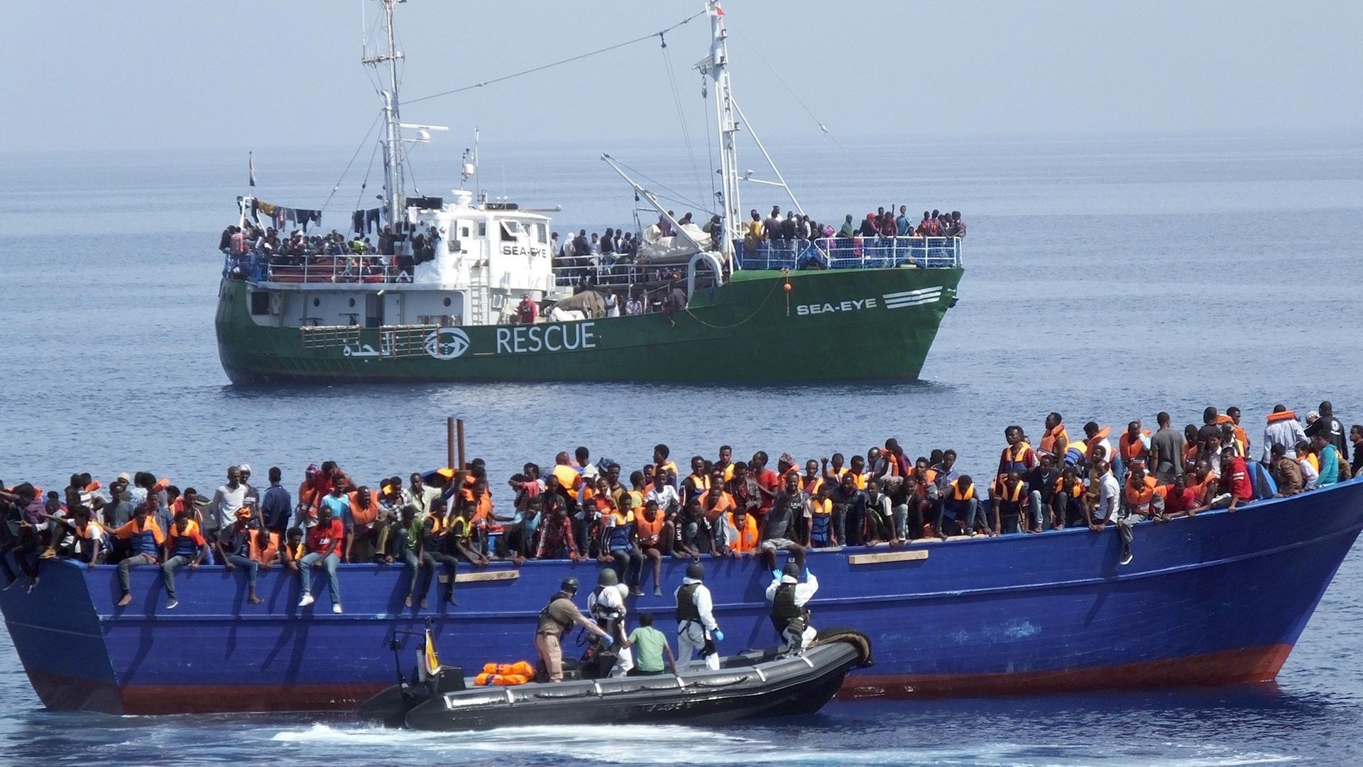 Deutsche Marinesoldaten fahren mit einem Boot zu einem überfüllten Flüchtlingsboot auf dem Mittelmmer. Die Deutsche Marine hat am 15.04.2017 in einer Rettungsaktion etwa 60 Kilometer nordwestlich von Tripolis vor der libyschen Küste fast 1200 Migranten im Mittelmeer aus Seenot gerettet und nach Italien gebracht. Deutsche Marinesoldaten fahren mit einem Boot zu einem überfüllten Flüchtlingsboot auf dem Mittelmmer. Die Deutsche Marine hat am 15.04.2017 in einer Rettungsaktion etwa 60 Kilometer nordwestlich von Tripolis vor der libyschen Küste fast 1200 Migranten im Mittelmeer aus Seenot gerettet und nach Italien gebracht.