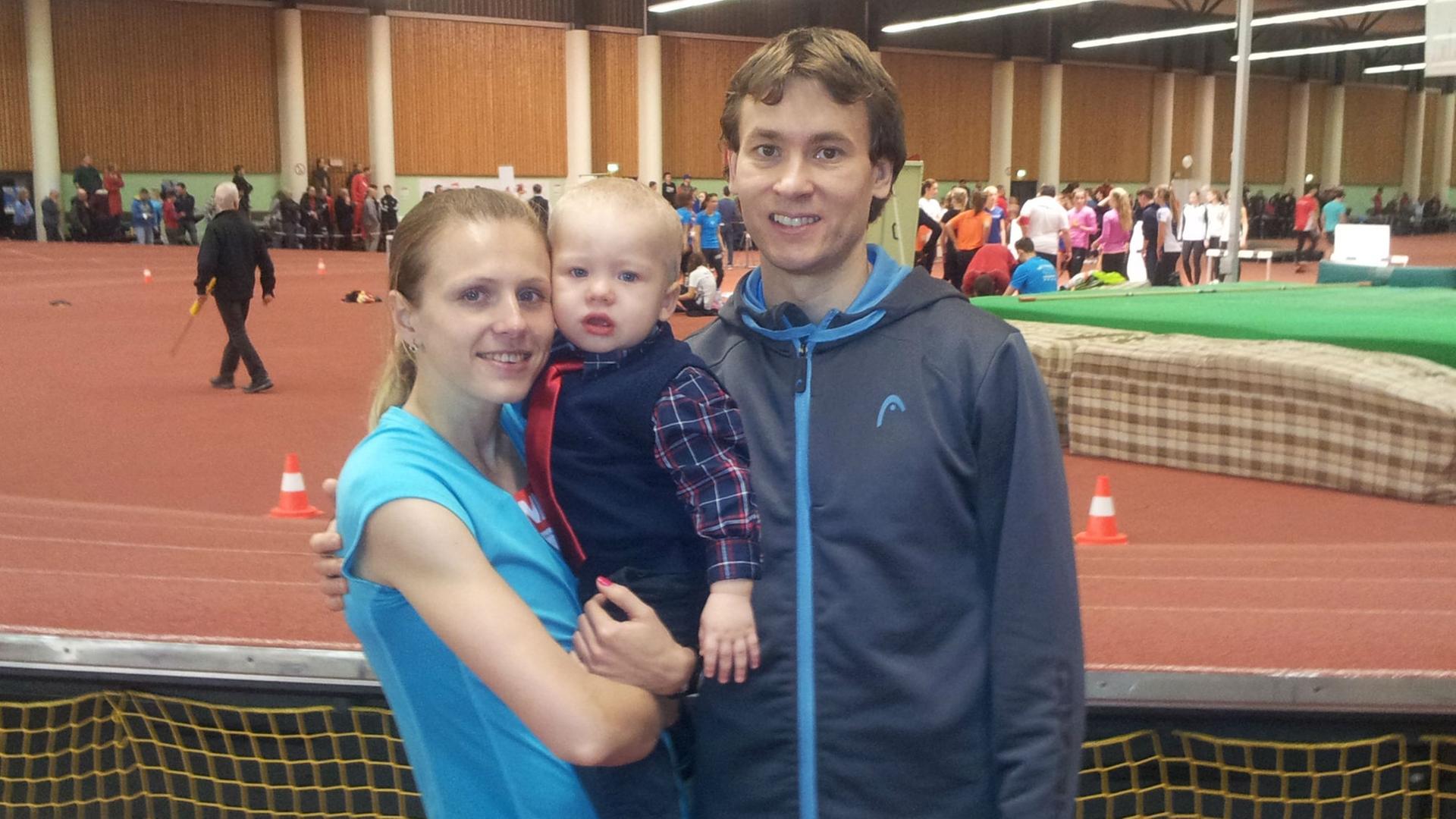 Die beiden Doping-Whistleblower Julia und Witali Stepanow mit ihrem Sohn Robert.