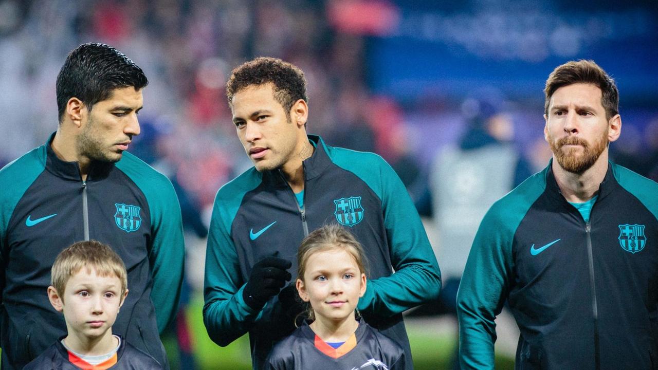 Luis Suarez (l.), Neymar und Lionel Messi (re.) vor einem Spiel in der Champions League gegen Paris St. Germain. Luis Suarez (l.), Neymar und Lionel Messi (re.) vor einem Spiel in der Champions League gegen Paris St. Germain.