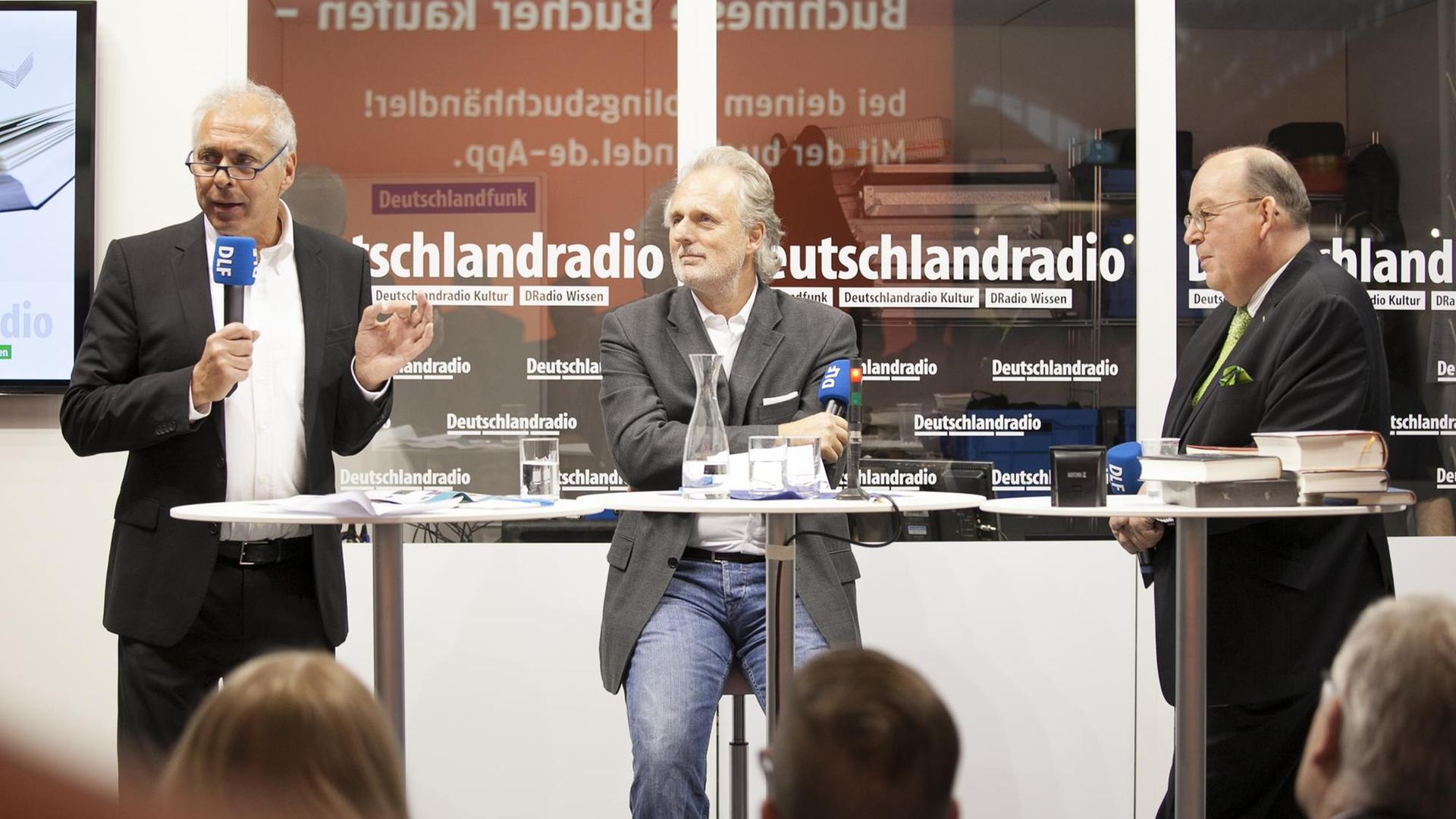 Hajo Steinert, Hubert Winkels und Denis Scheck auf der Frankfurter Buchmesse am Stand von Deutschlandradio (v.l.) Hajo Steinert, Hubert Winkels und Denis Scheck auf der Frankfurter Buchmesse am Stand von Deutschlandradio (v.l.)