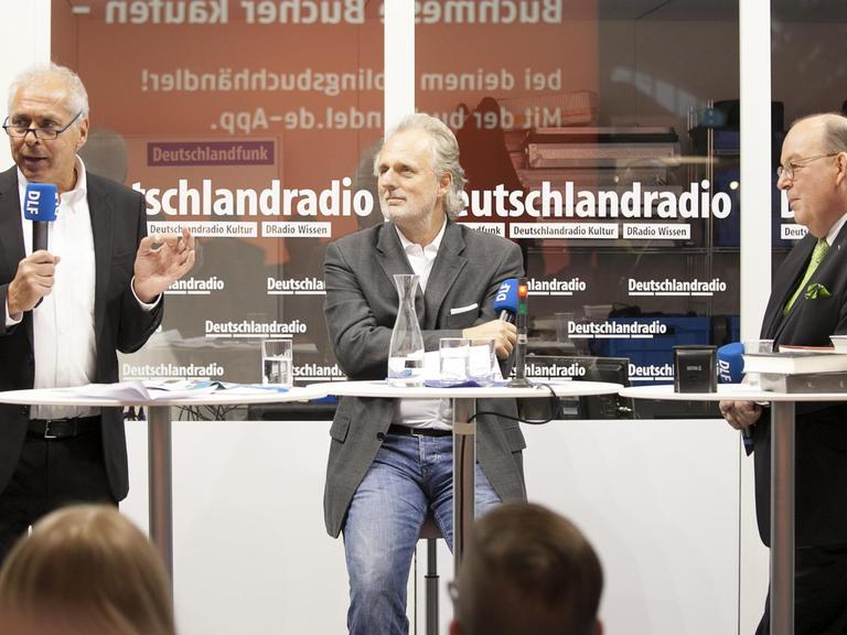 Hajo Steinert, Hubert Winkels und Denis Scheck auf der Frankfurter Buchmesse am Stand von Deutschlandradio (v.l.)