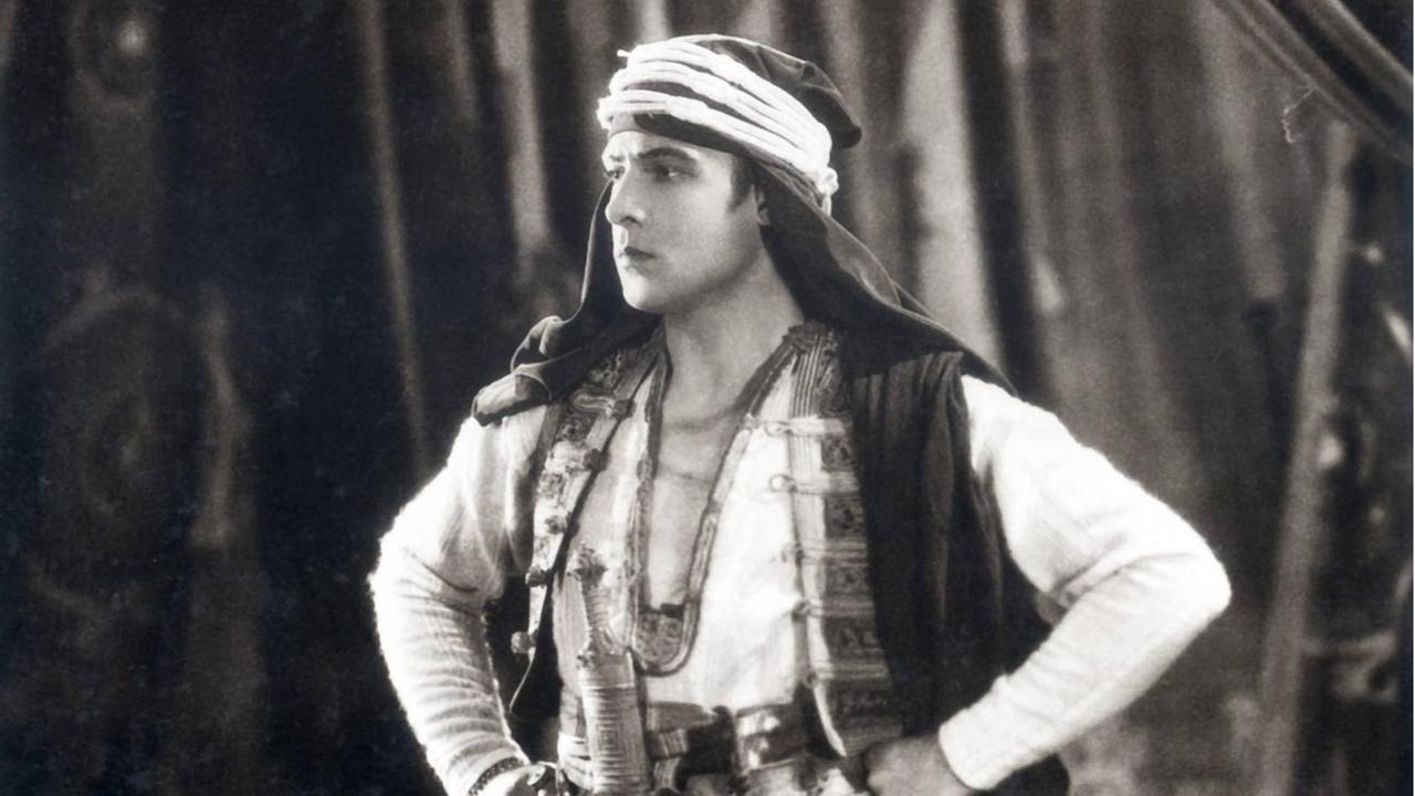 Rudolph Valentino (1895-1926) Hollywood-Schauspieler, in einer Szene aus dem Film "Der Sohn des Scheichs" von 1926 Rudolph Valentino (1895-1926) Hollywood-Schauspieler, in einer Szene aus dem Film "Der Sohn des Scheichs" von 1926