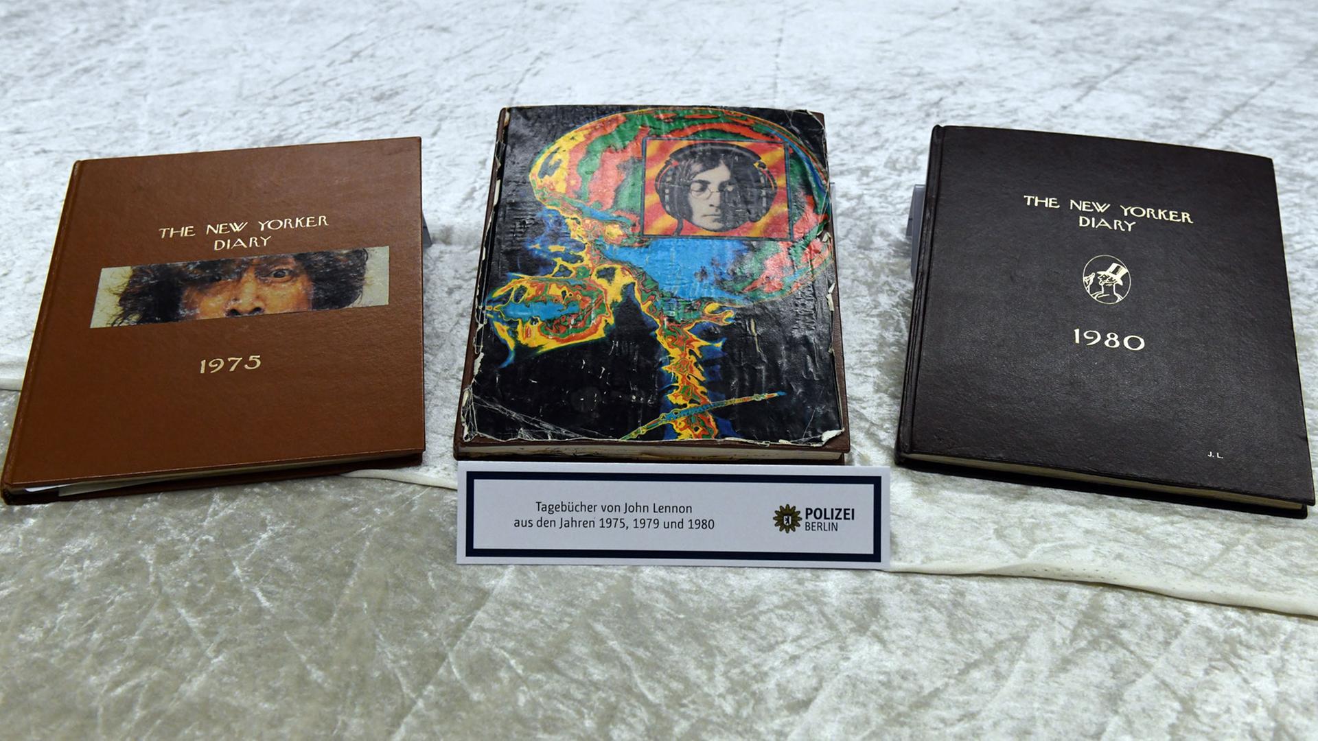Die Tage-Bücher von dem berühmten Musiker John Lennon liegen auf einem Tisch. Die Tage-Bücher von dem berühmten Musiker John Lennon liegen auf einem Tisch.
