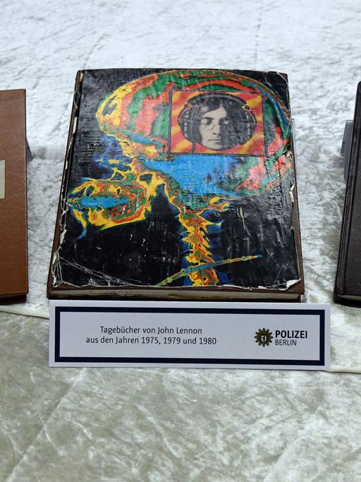 Die Tage-Bücher von dem berühmten Musiker John Lennon liegen auf einem Tisch.