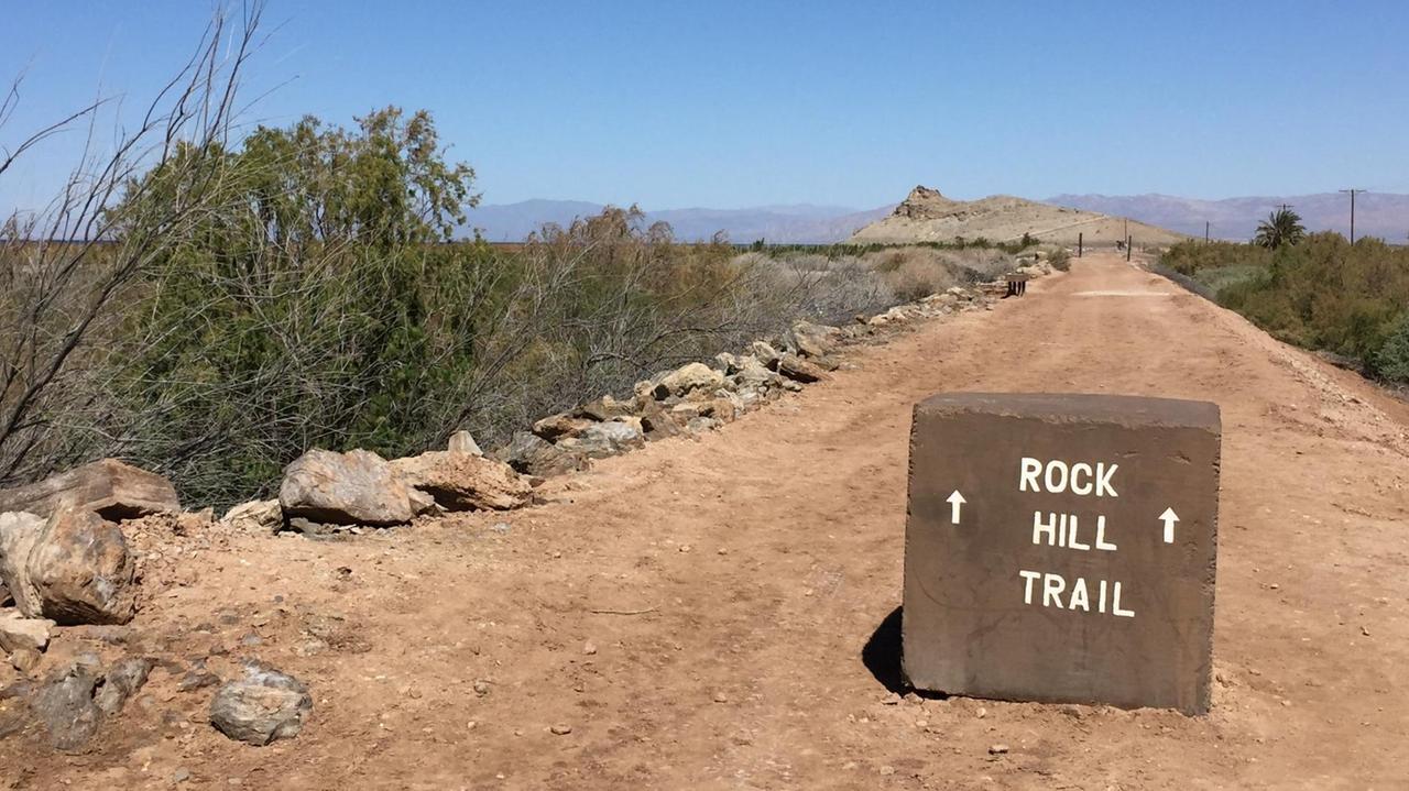 Der "Rock  Hill  Trail" steht auf einem Block auf dem Wanderweg im Sonny Bono Wildlife Refuge.