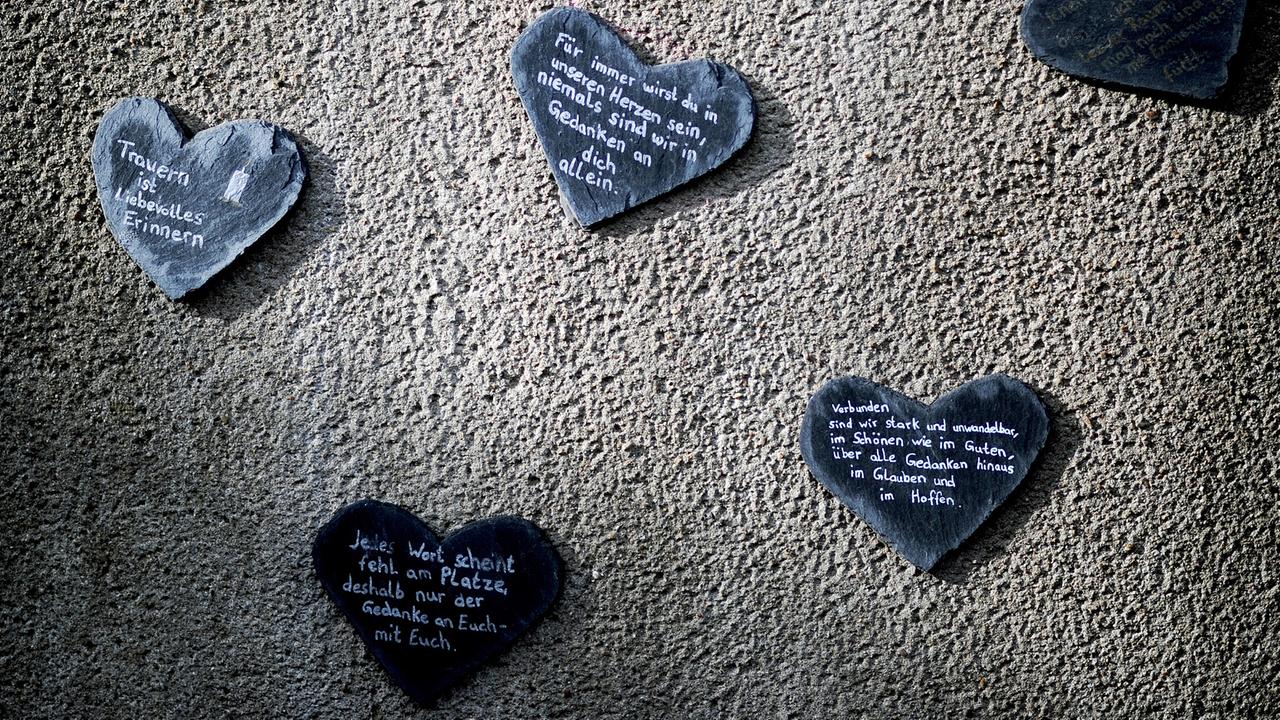 Herzen aus Stein erinnern in Duisburg am Ort des Loveparade-Unglücks an die Toten. 