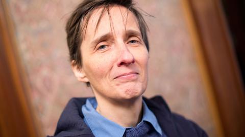 Die schottische Autorin Alison Louise Kennedy posiert am 30.10.2015 in Köln während eines Fototermins zur Romanverfilmung "Gleissendes Glück".