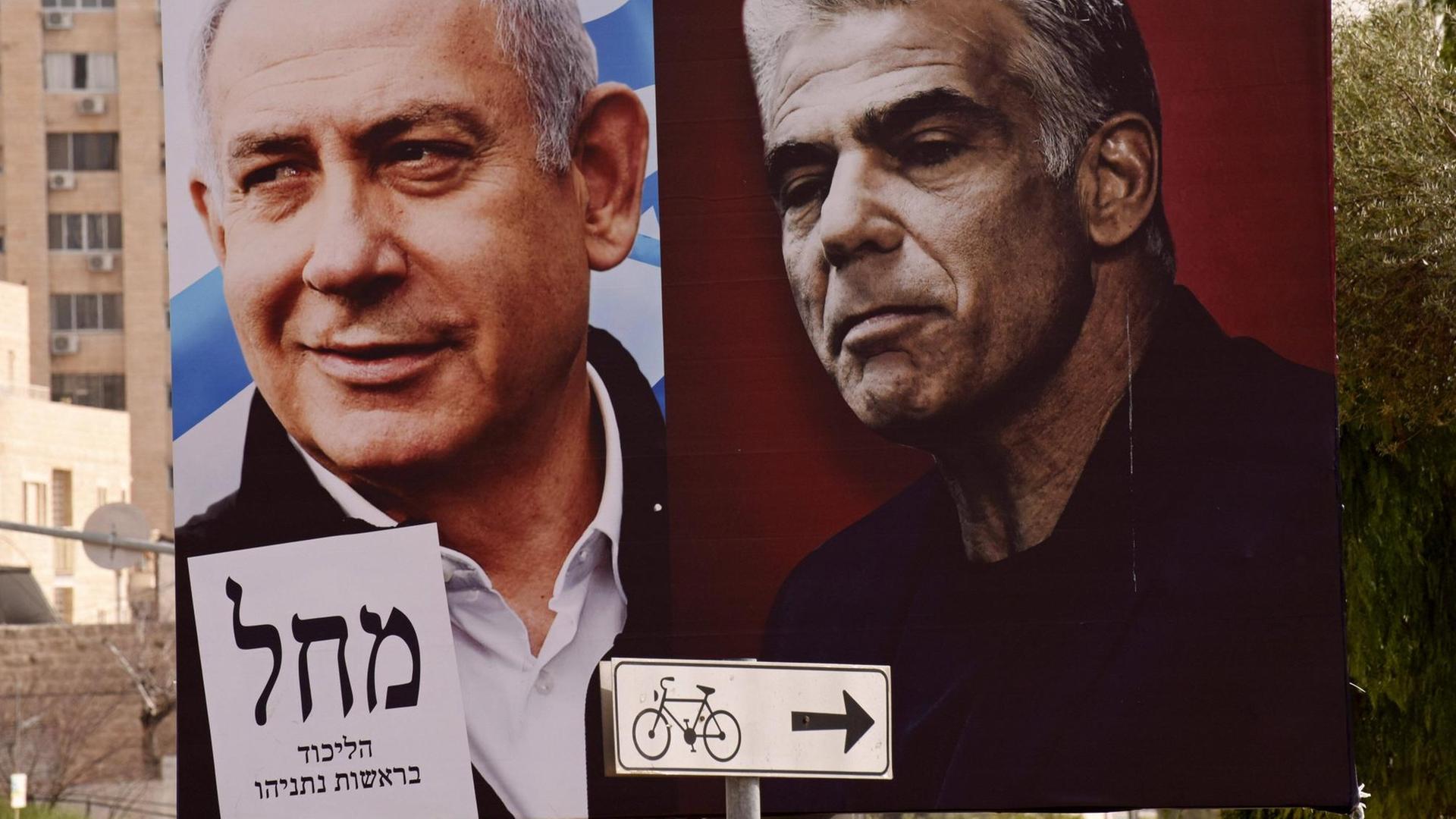 Israels rechtskonservativer Regierungschef Benjamin Netanjahu und Oppositionsführer Jair Lapid auf Wahlplakaten Israels rechtskonservativer Regierungschef Benjamin Netanjahu und Oppositionsführer Jair Lapid auf Wahlplakaten