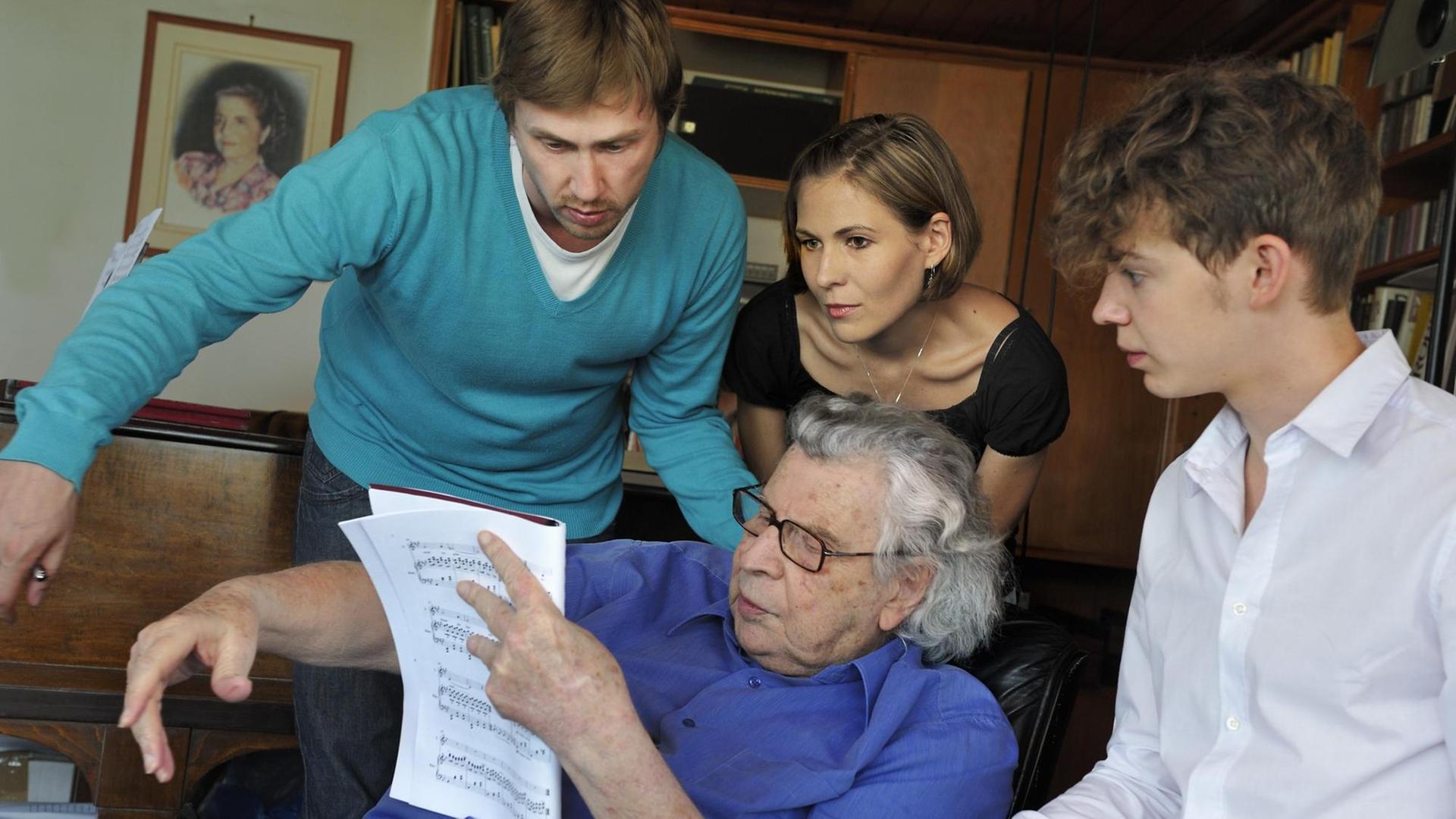 Der Komponist Mikis Theodorakis gemeinsam mit Markus Zugehör, Johanna Krumin und Sebastian Schwab (v.l.) bei den Arbeiten an "echowand"
