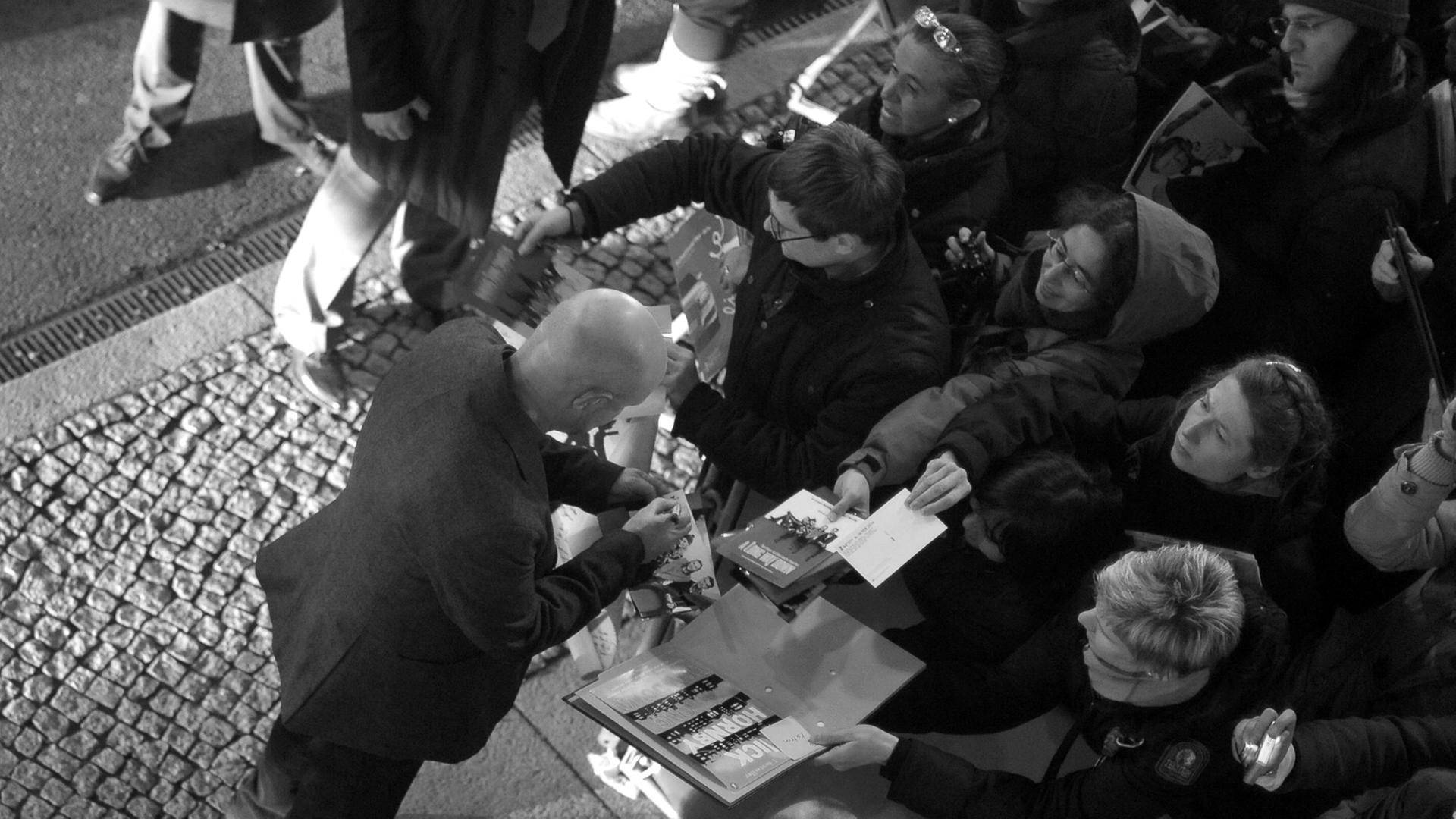 Autor Nick Hornby gibt Autogramme Autor Nick Hornby gibt Autogramme