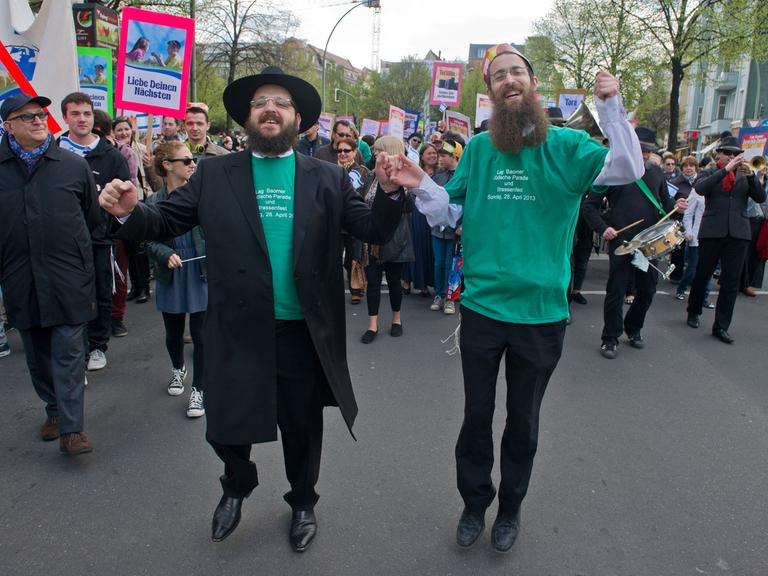 Ausgelassen tanzen Teilnehmer der jüdischen Parade "Lag Baomer" am 28.04.2013 auf dem Olivaer Patz in Berlin