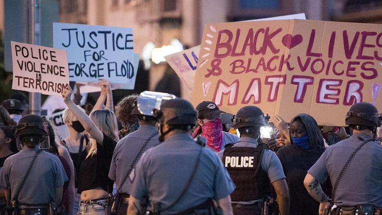 Demonstranten in Kansas protestieren gegen Polizeigewalt gegen Afroamerikaner.