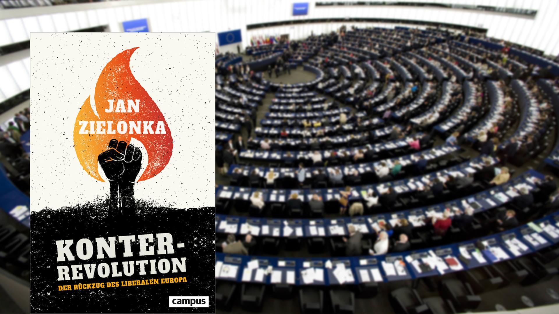 Cover des Buchs "Konterrevolution. Der Rückzug des liberalen Europa" von Jan Zielonka vor dem Hintergrund einer Sitzung des Europaparlaments in Straßburg. Cover des Buchs "Konterrevolution. Der Rückzug des liberalen Europa" von Jan Zielonka vor dem Hintergrund einer Sitzung des Europaparlaments in Straßburg.