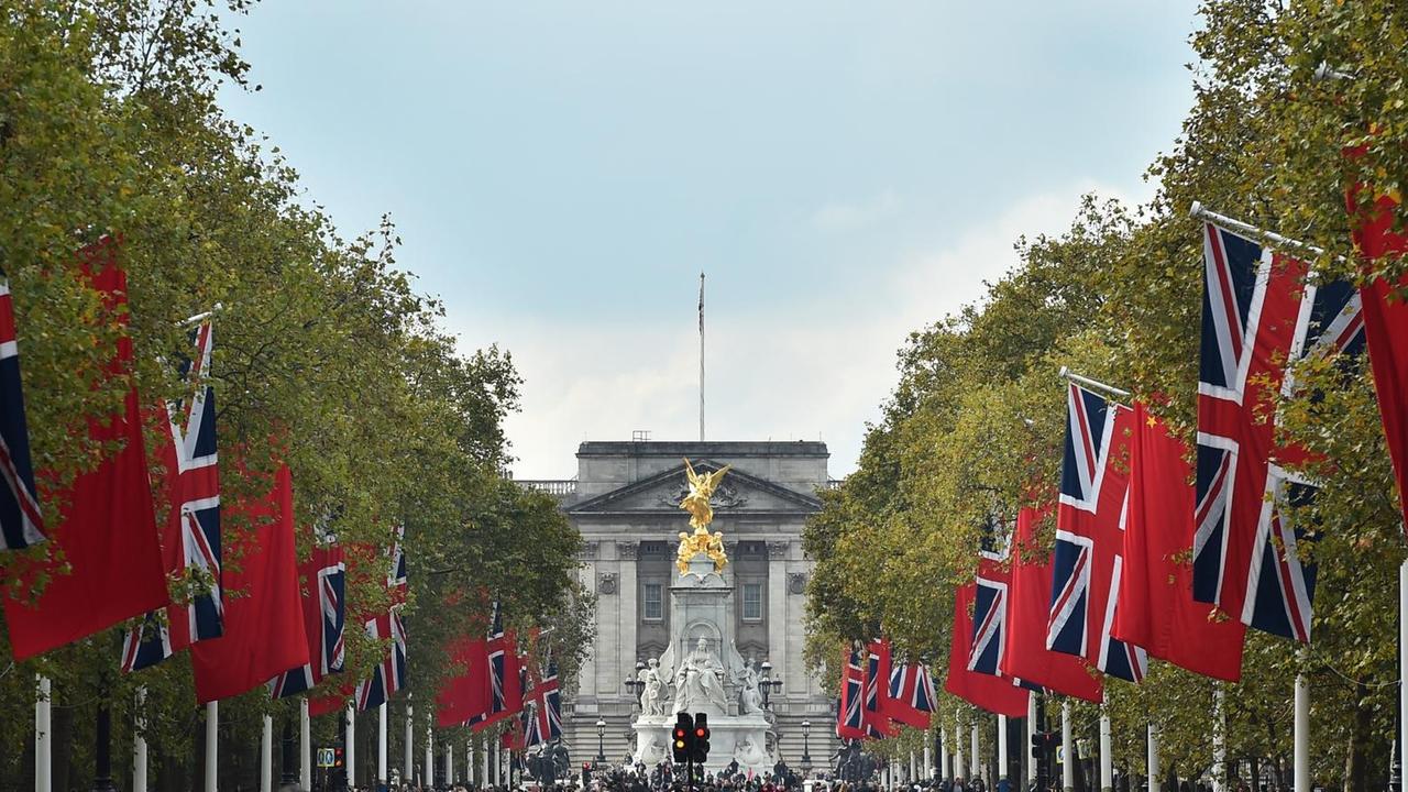 Chinesische und britische Flaggen im Wechsel zu Ehren des Besuchs von Chinas Staatspräsidenten Xi Jinping in London. Chinesische und britische Flaggen im Wechsel zu Ehren des Besuchs von Chinas Staatspräsidenten Xi Jinping in London.