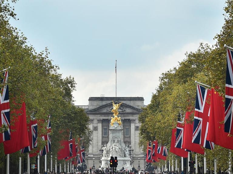 Chinesische und britische Flaggen im Wechsel zu Ehren des Besuchs von Chinas Staatspräsidenten Xi Jinping in London.
