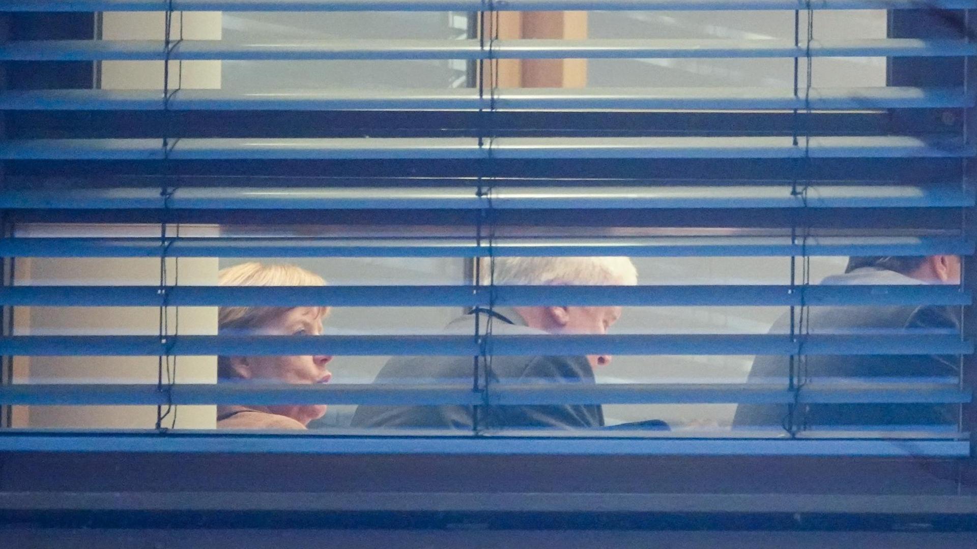 Bundeskanzlerin Angela Merkel (CDU) und Bayerns Ministerpräsident Horst Seehofer (CSU) nehmen am 10.01.2018 an der Fortsetzung der Sondierungsgespräche zwischen SPD, CDU und CSU in der CDU-Zentrale in Berlin teil. Bundeskanzlerin Angela Merkel (CDU) und Bayerns Ministerpräsident Horst Seehofer (CSU) nehmen am 10.01.2018 an der Fortsetzung der Sondierungsgespräche zwischen SPD, CDU und CSU in der CDU-Zentrale in Berlin teil.