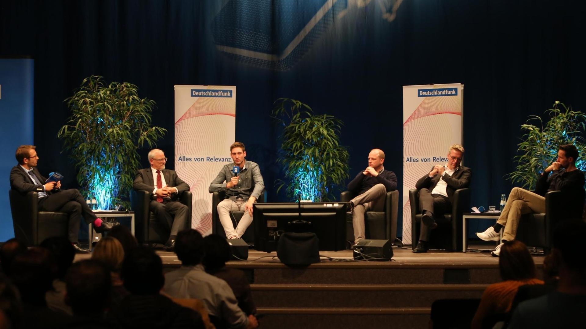Das Podium bei der 6. Sportkonferenz im Deutschlandfunk Das Podium bei der 6. Sportkonferenz im Deutschlandfunk
