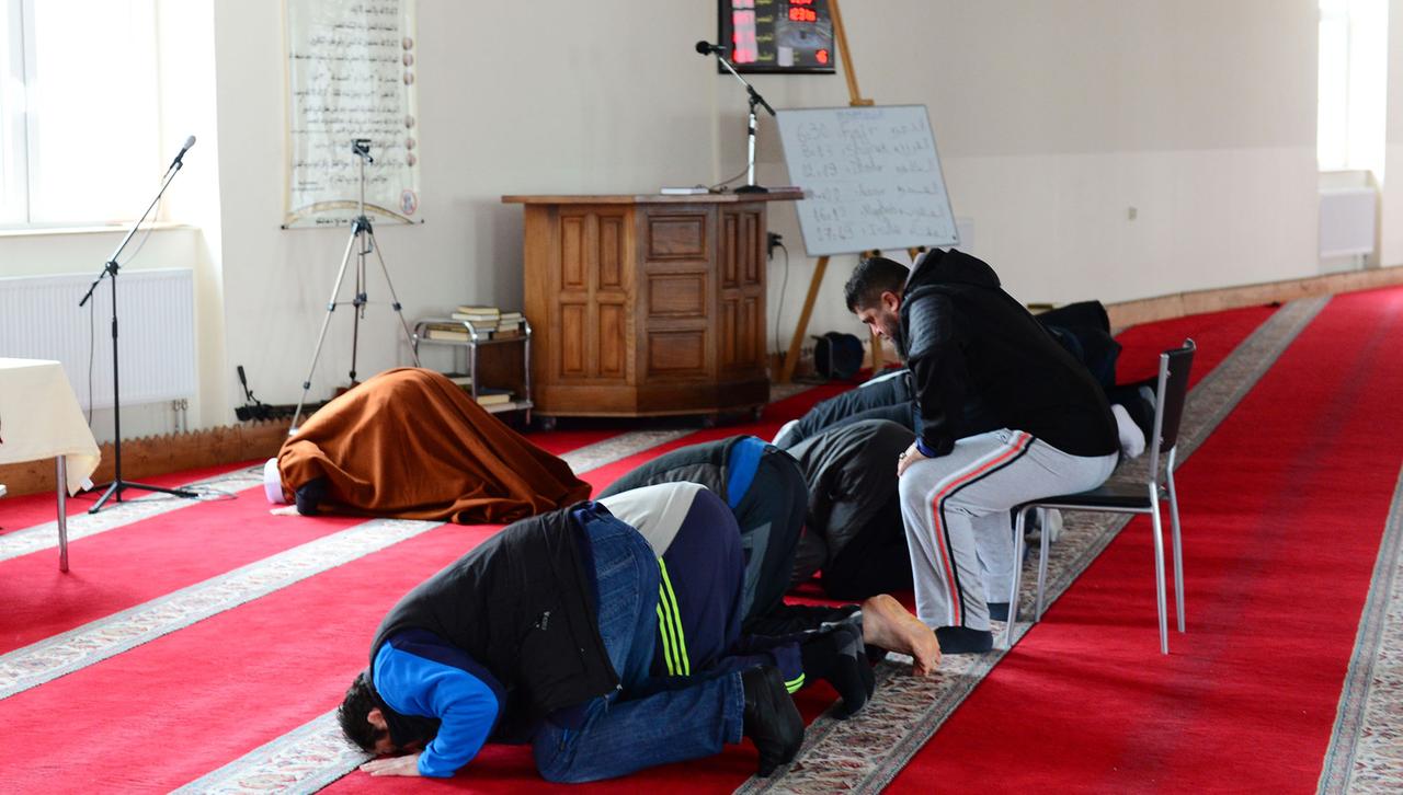 Betende Männer in der Ibrahim Al-Khalil Moschee in Berlin-Tempelhof Betende Männer in der Ibrahim Al-Khalil Moschee in Berlin-Tempelhof