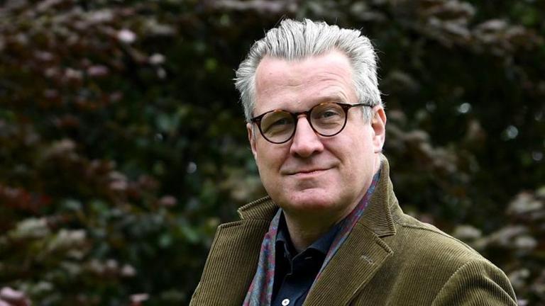 Der Historiker und Schriftsteller Philipp Blom steht vor einer Hecke und schaut in die Kamera. Der Historiker und Schriftsteller Philipp Blom steht vor einer Hecke und schaut in die Kamera.