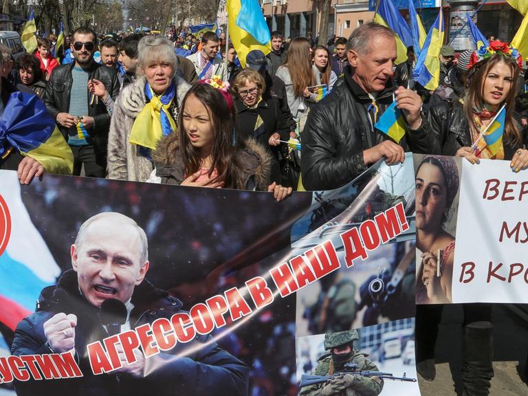 Demonstranten zogen in Odessa mit der ukrainischen Nationalflaggen und anti-russischen Plakaten durch die Straßen.
