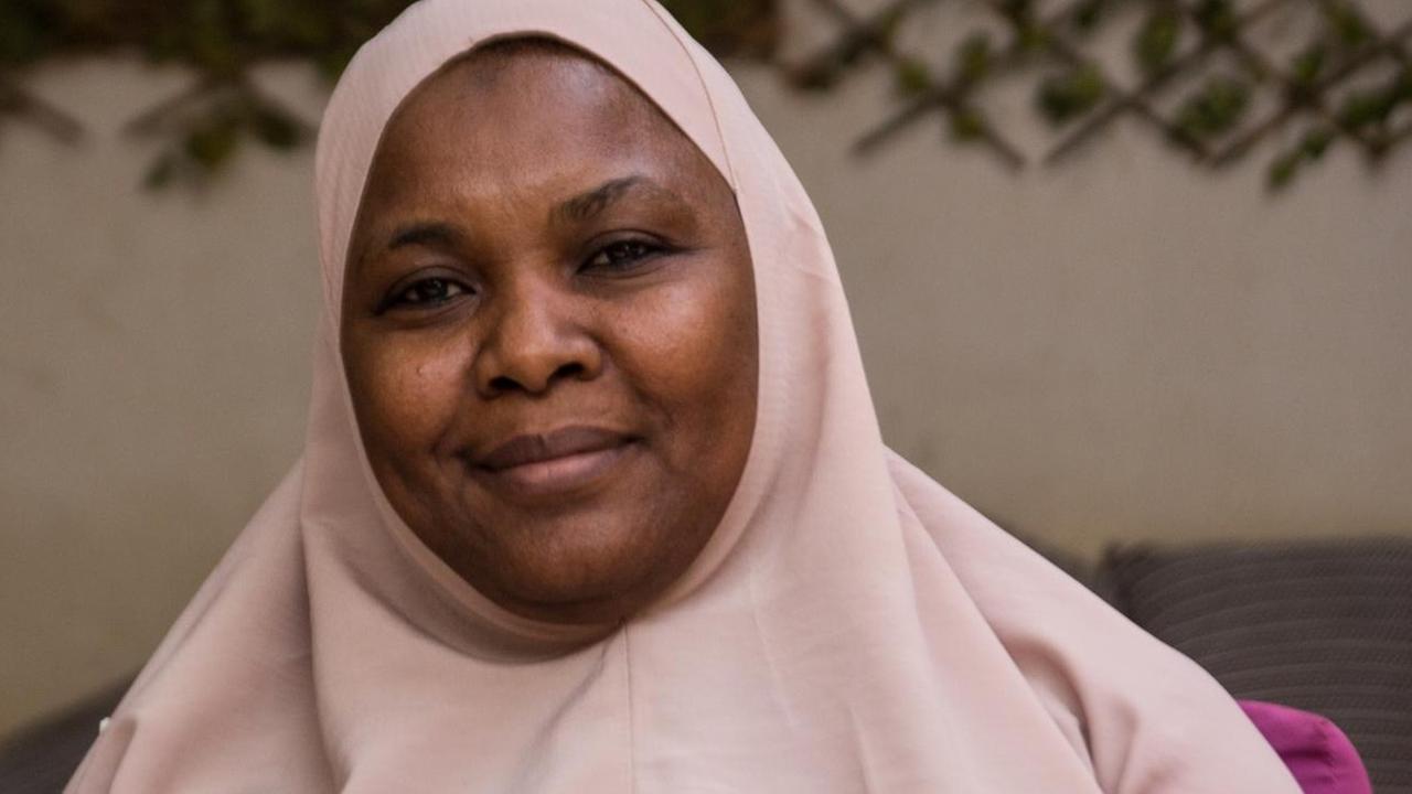 Die Predigerin Malama Sakina trägt ein mauvefarbenes Tuch und Kopftuch.