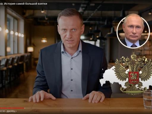 Im Video ist der Oppositionspolitiker Aleksej Nawalny zu sehen, der ein Bild von Wladimir Putin zeigt.