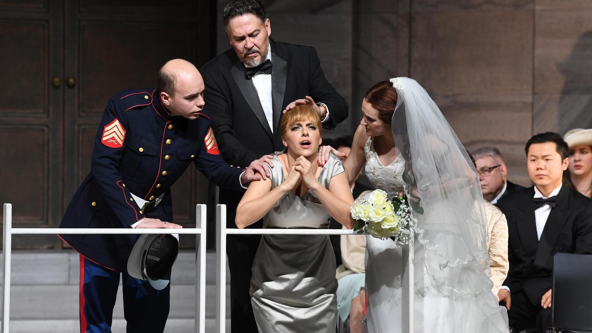 Im Badischen Staatstheater Karlsruhe (Baden-Württemberg) proben am 13.02.2017, v.l. Terry Wey (Athamas), Edward Gauntt (Cadmus/Priester), Dilara Bastar (Ino) und Jennifer France (Semele), die Oper Semele von Georg Friedrich Händel. Im Badischen Staatstheater Karlsruhe (Baden-Württemberg) proben am 13.02.2017, v.l. Terry Wey (Athamas), Edward Gauntt (Cadmus/Priester), Dilara Bastar (Ino) und Jennifer France (Semele), die Oper Semele von Georg Friedrich Händel.