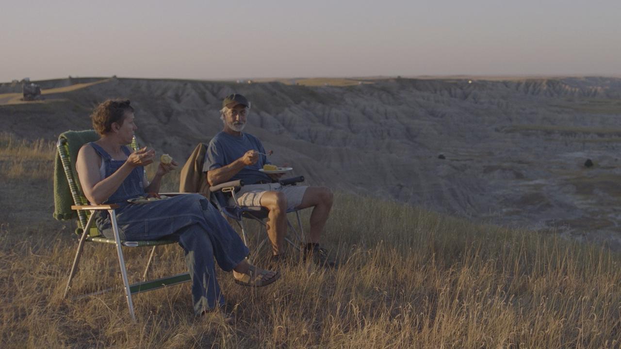 Filmszene aus "Nomadland" mit Frances McDormand (links) und David Strathairn (rechts). Filmszene aus "Nomadland" mit Frances McDormand (links) und David Strathairn (rechts).