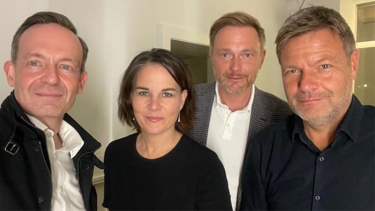 Volker Wissing, Annalena Baerbock, Christian Lindner und Robert Habeck stehen nebeneinander und schauen alle in die Smartphone-Kamera Volker Wissing, Annalena Baerbock, Christian Lindner und Robert Habeck stehen nebeneinander und schauen alle in die Smartphone-Kamera