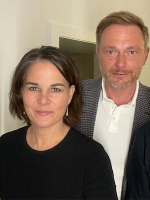 Volker Wissing, Annalena Baerbock, Christian Lindner und Robert Habeck stehen nebeneinander und schauen alle in die Smartphone-Kamera