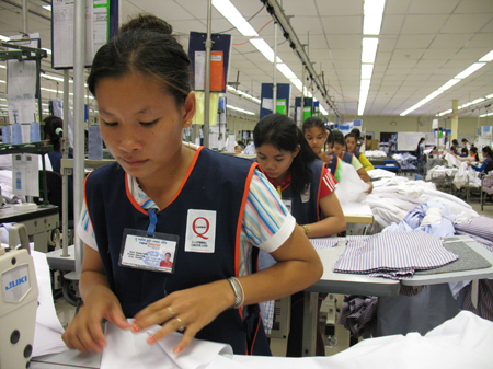 Eine Näherin in der "New Island Clothing"-Fabrik am Flughafen von Phnom Penh in Kambodscha Eine Näherin in der "New Island Clothing"-Fabrik am Flughafen von Phnom Penh in Kambodscha
