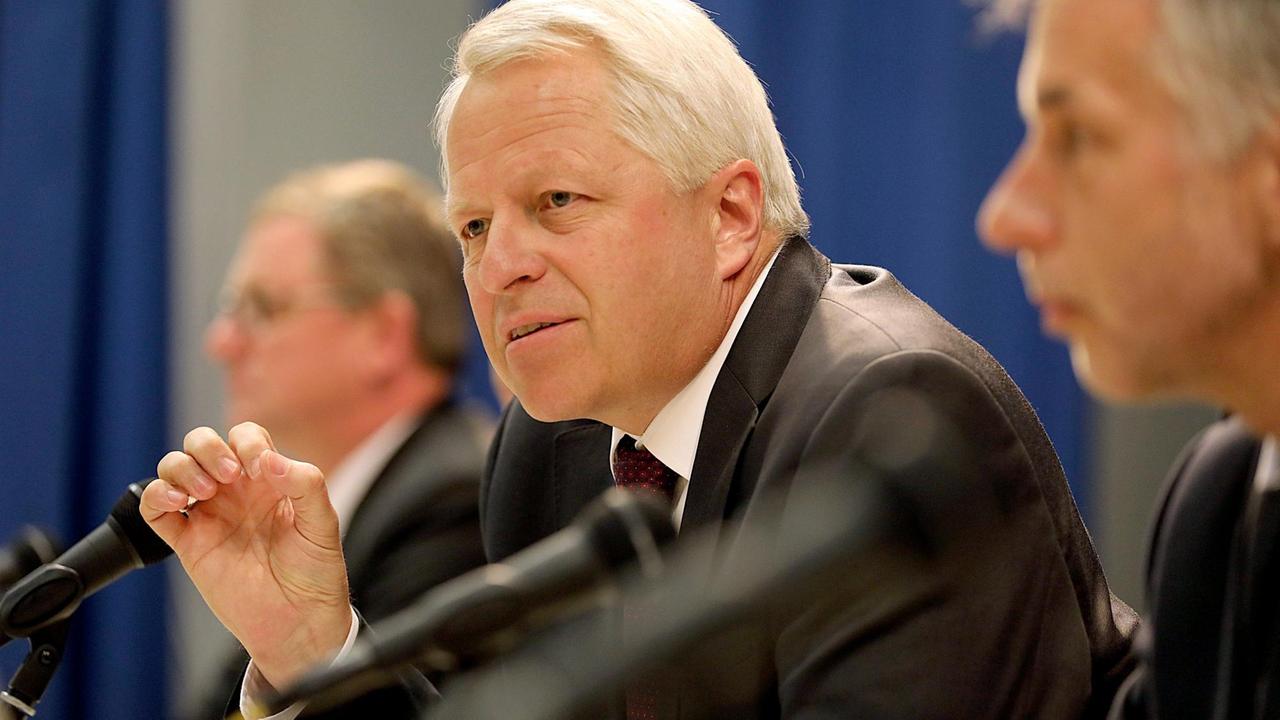 Der Kölner Polizeipräsident Jürgen Mathies sitzt vor einem Mikrofon und redet. Der Kölner Polizeipräsident Jürgen Mathies sitzt vor einem Mikrofon und redet.