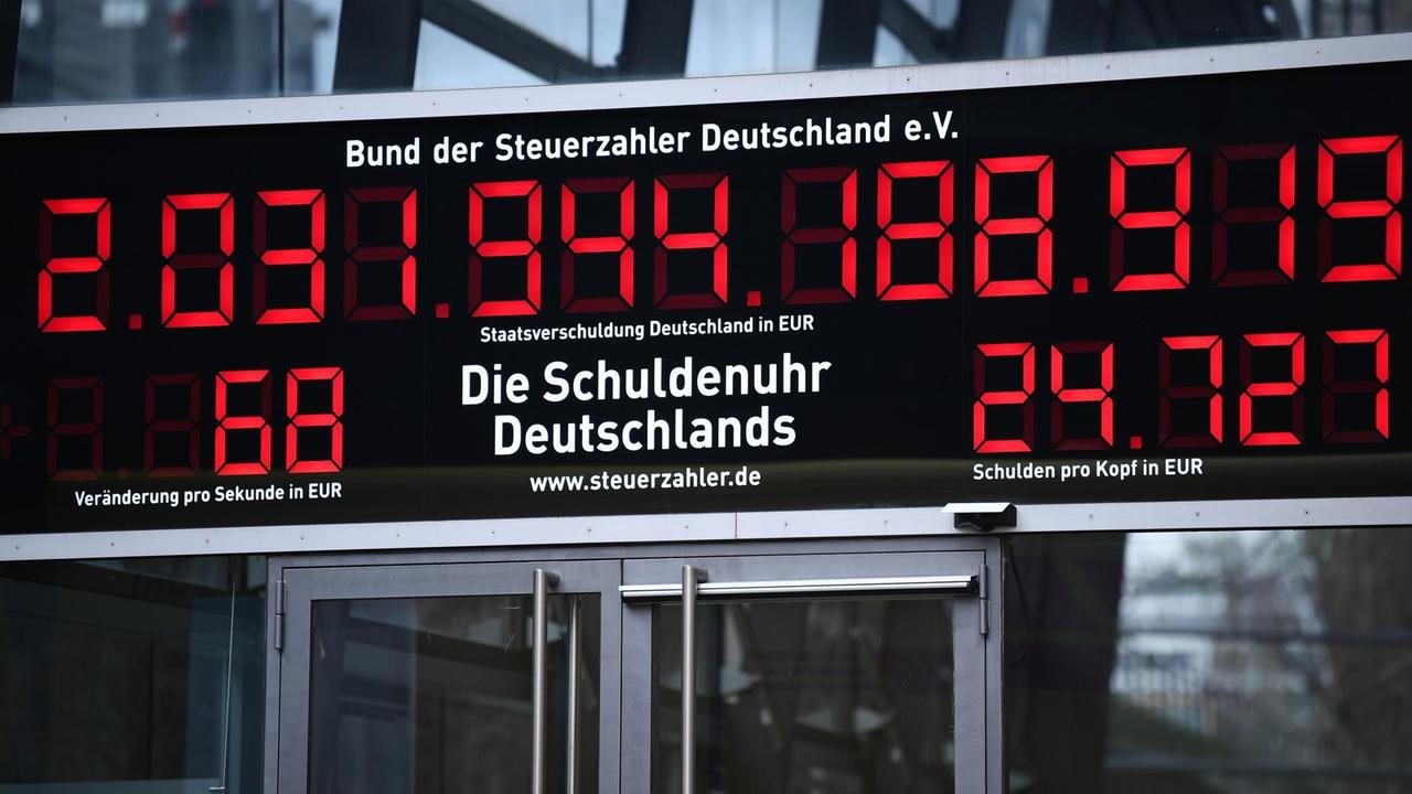 Die Schuldenuhr am Standort des Bundes der Steuerzahler Deutschland, aufgenommen am 29.12.2016 in Berlin