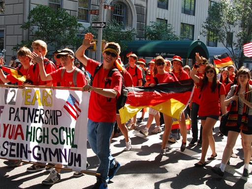 Deutsche und US-amerikanische Schüler feiern bei der Steuben-Parade mit deutschen und US-Flaggen am Samstag (25.09.2010) in New York. Mit der jährlichen Parade soll die Kultur der deutschen Einwanderer bewahrt werden.