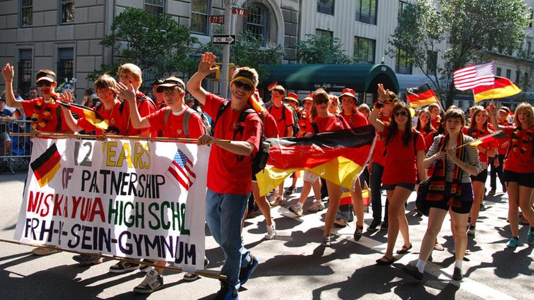 Deutsche und US-amerikanische Schüler feiern bei der Steuben-Parade mit deutschen und US-Flaggen am Samstag (25.09.2010) in New York. Mit der jährlichen Parade soll die Kultur der deutschen Einwanderer bewahrt werden. Deutsche und US-amerikanische Schüler feiern bei der Steuben-Parade mit deutschen und US-Flaggen am Samstag (25.09.2010) in New York. Mit der jährlichen Parade soll die Kultur der deutschen Einwanderer bewahrt werden.