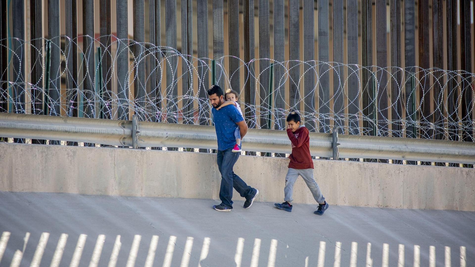 Das Foto zeigt Migranten an der US-Grenze zu Mexiko. Das Foto zeigt Migranten an der US-Grenze zu Mexiko.