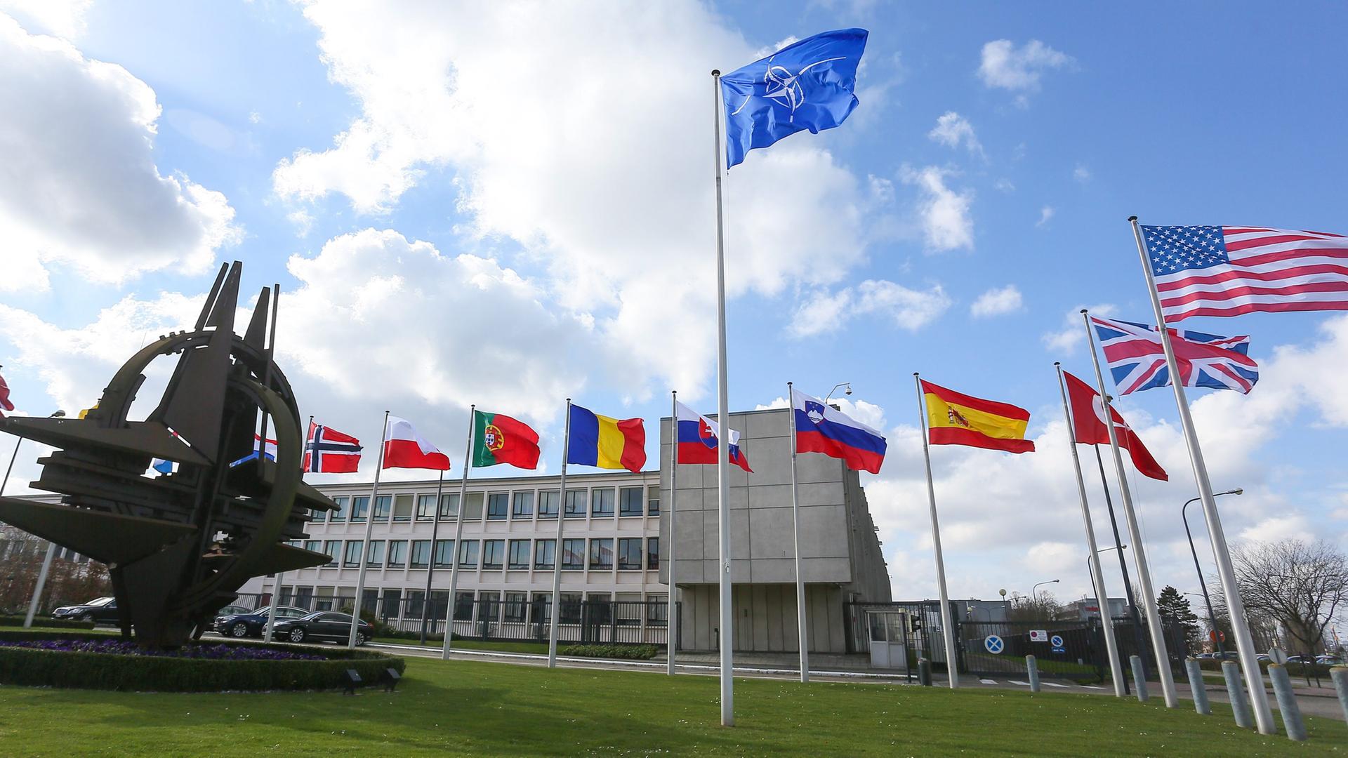 Das Nato-Hauptquartier in Brüssel. Die Fahnen der Mitgliedsländer wehen im Wind. Das Nato-Hauptquartier in Brüssel. Die Fahnen der Mitgliedsländer wehen im Wind.