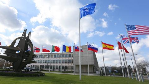 Das Nato-Hauptquartier in Brüssel. Die Fahnen der Mitgliedsländer wehen im Wind.