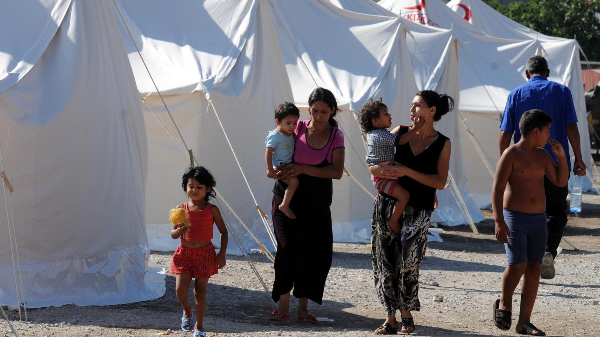 Roma-Frauen vor provisorischen Zelten im Flüchtlings-Camp Konik in Montenegros Hauptstadt Podgorica Roma-Frauen vor provisorischen Zelten im Flüchtlings-Camp Konik in Montenegros Hauptstadt Podgorica