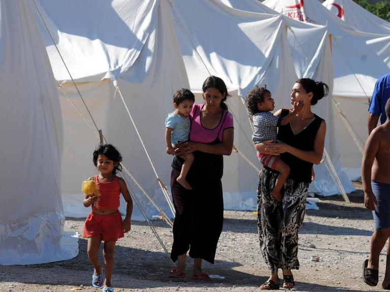 Roma-Frauen vor provisorischen Zelten im Flüchtlings-Camp Konik in Montenegros Hauptstadt Podgorica