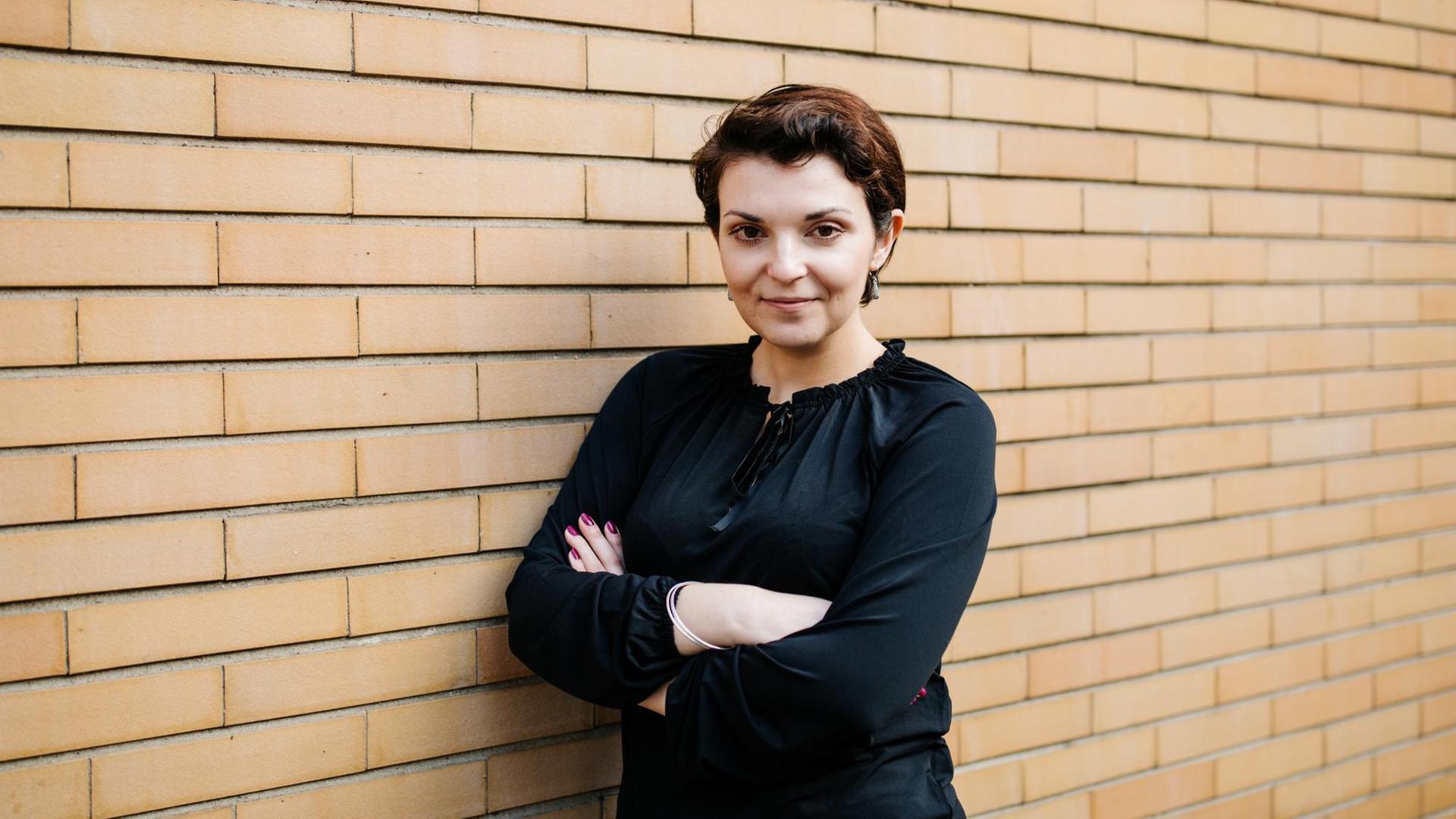 Porträt von Natalya Nepomnyashcha vor einer Backstein-Wand. Porträt von Natalya Nepomnyashcha vor einer Backstein-Wand.