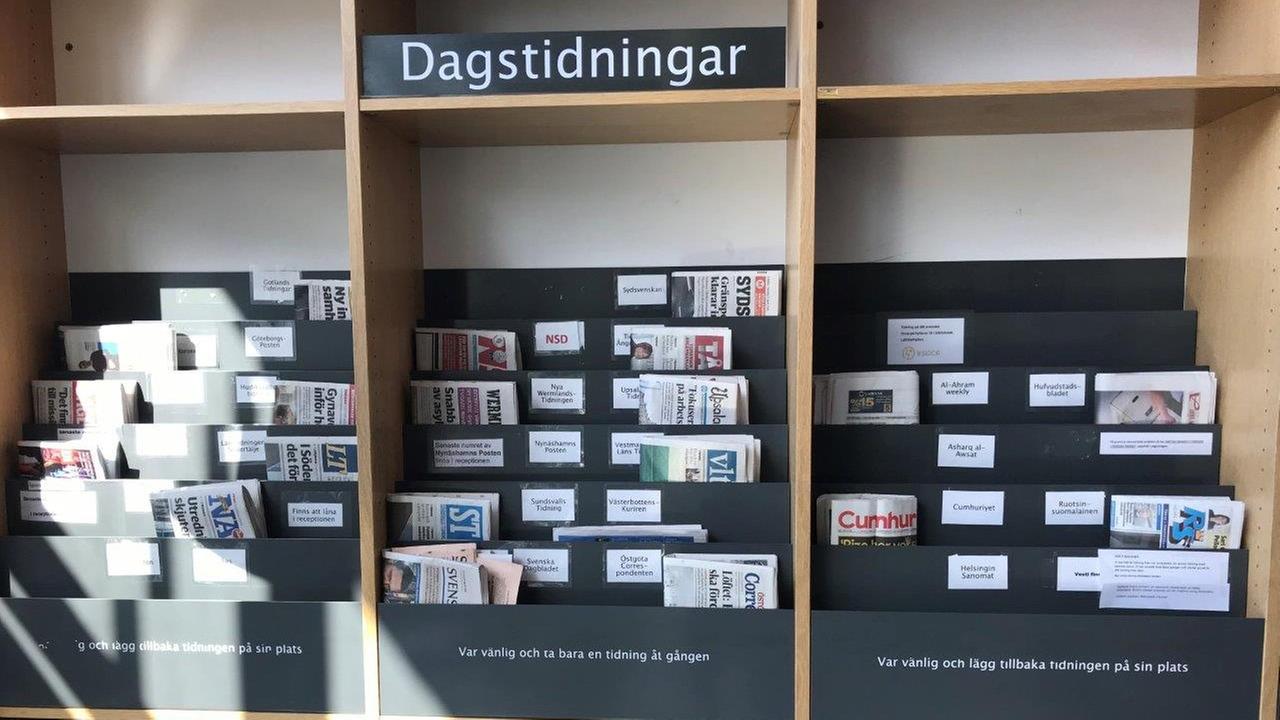 Im Eingangsbereich der Bibliothek in Haninge, einer der 85.000-Einwohner-Stadt 45 Minuten von Stockholm entfernt, stehen Dutzende Tageszeitungen aus Schweden und der Welt in dafür vorgesehenen Fächern. Im Eingangsbereich der Bibliothek in Haninge, einer der 85.000-Einwohner-Stadt 45 Minuten von Stockholm entfernt, stehen Dutzende Tageszeitungen aus Schweden und der Welt in dafür vorgesehenen Fächern.