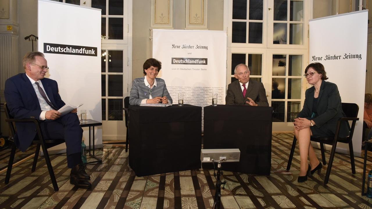 In der Sendung diskutierten (v.l.n.r.): Eric Gujer, Chefredaktor Neue Zürcher Zeitung, die französische Europaabgeordnete Sylvie Goulard, Bundesfinanzminister Dr. Wolfgang Schäuble (CDU) und Birgit Wentzien, Chefredakteurin Deutschlandfunk. In der Sendung diskutierten (v.l.n.r.): Eric Gujer, Chefredaktor Neue Zürcher Zeitung, die französische Europaabgeordnete Sylvie Goulard, Bundesfinanzminister Dr. Wolfgang Schäuble (CDU) und Birgit Wentzien, Chefredakteurin Deutschlandfunk.