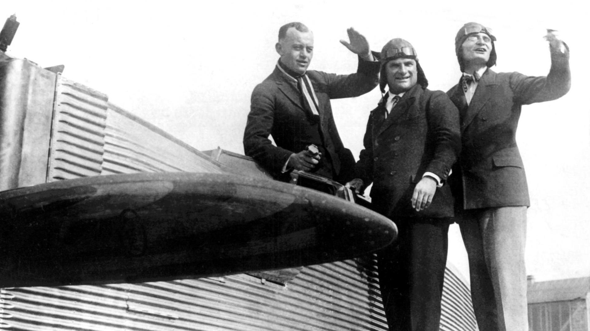 Ehrenfried Günther Freiherr von Hünefeld, Hermann Köhl und Fritz Loose - von rechts nach links, mit ihrem Junkers-Flugzeug "Bremen" (Aufnahme von 1927) Ehrenfried Günther Freiherr von Hünefeld, Hermann Köhl und Fritz Loose - von rechts nach links, mit ihrem Junkers-Flugzeug "Bremen" (Aufnahme von 1927)