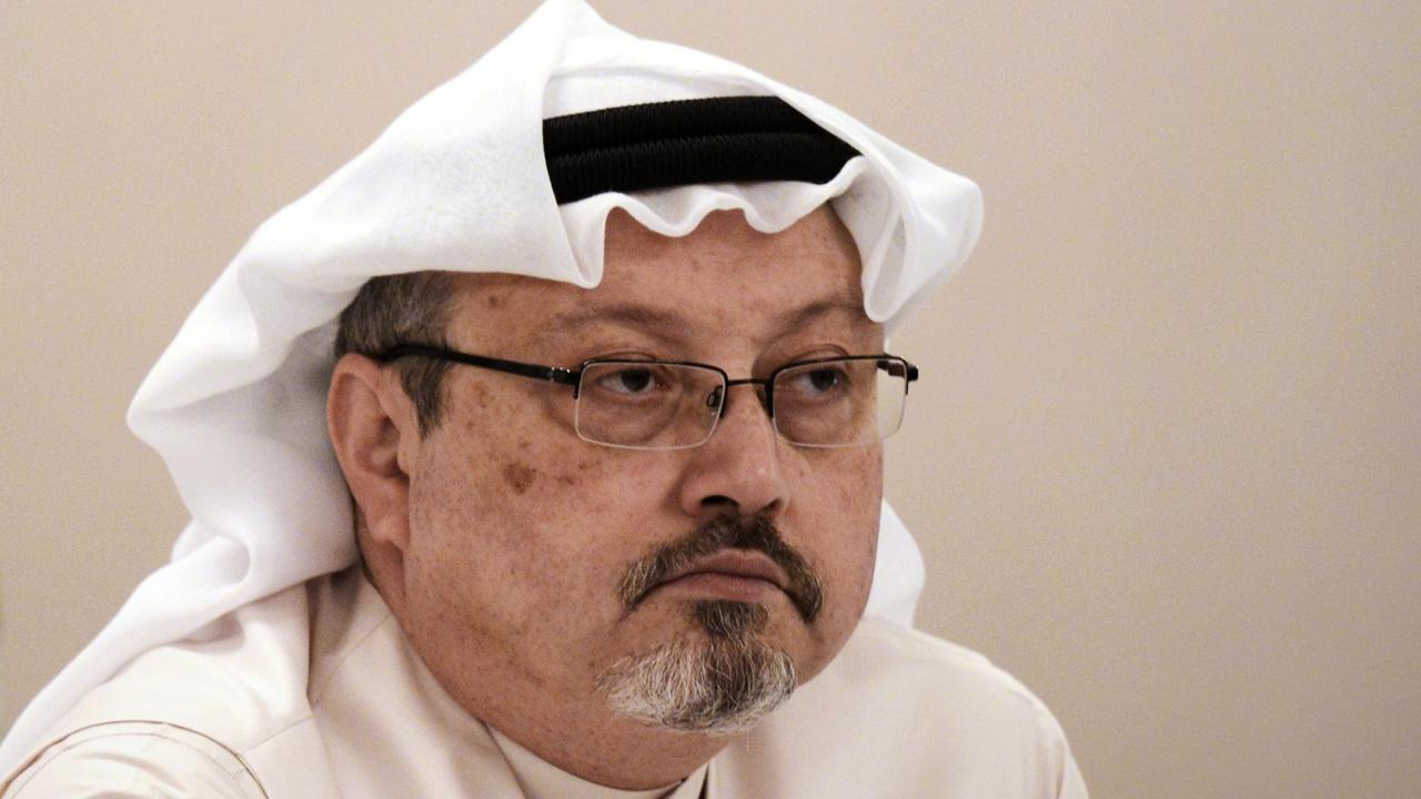 Aufnahme des saudischen Journalisten Jamal Khashoggi bei einer Pressekonferenz am 15. December  2014 in Manama, Bahrain.